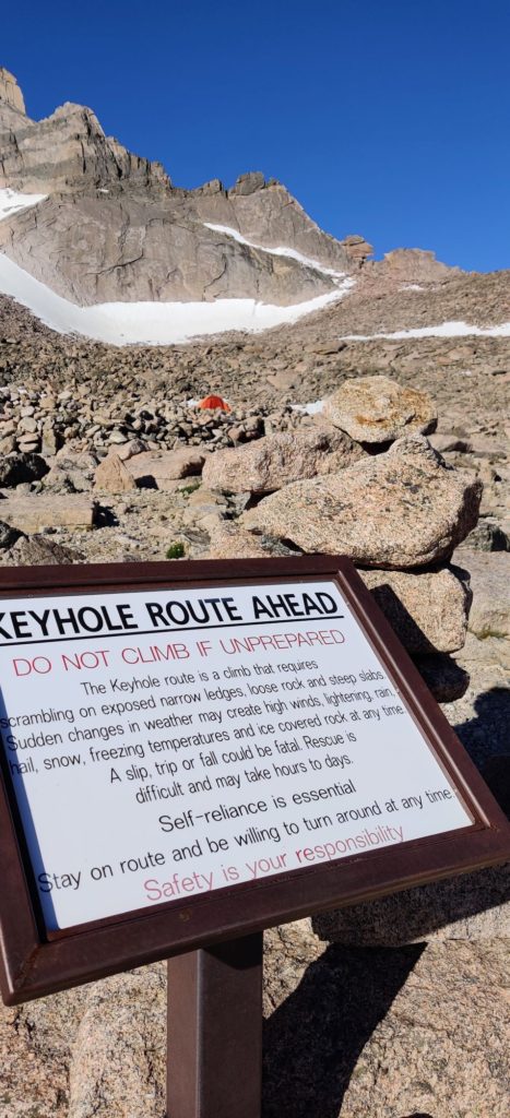 A sign on a rocky surface leading up to the keyhole route
