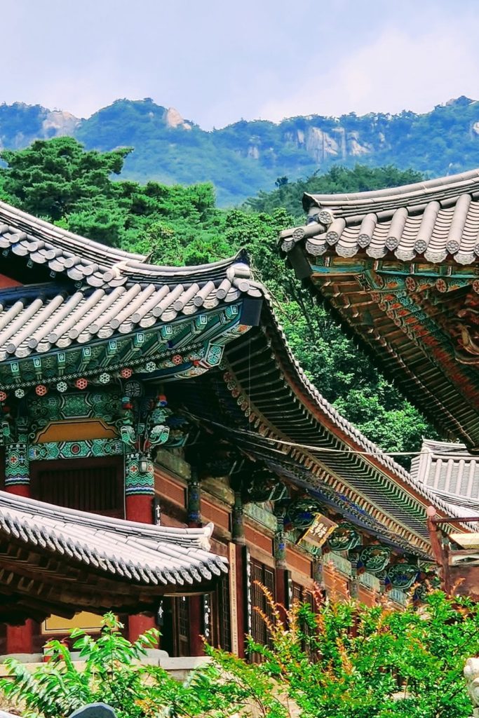 curved roofs of south korean buddhist temple architecture
