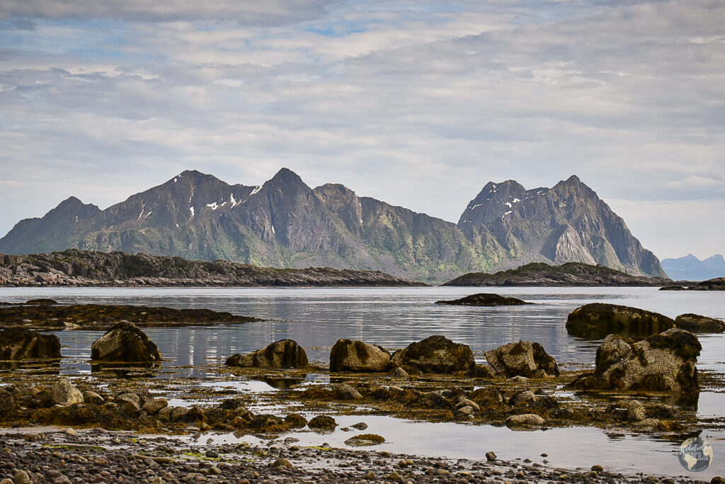 Land masses and mountains in the ocean