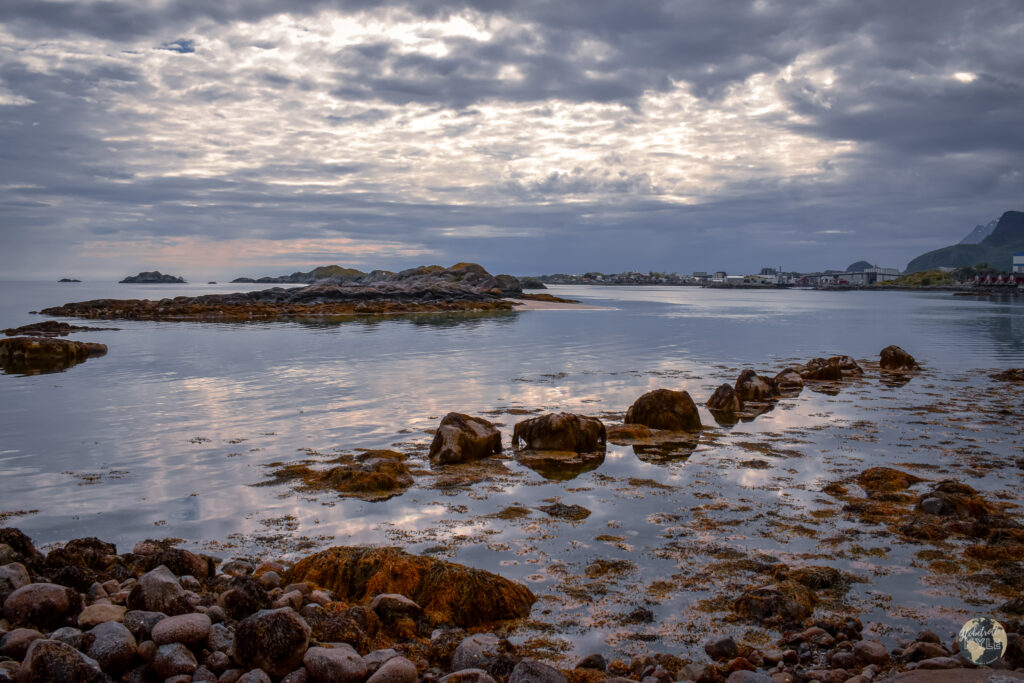 Land masses and mountains in the ocean 